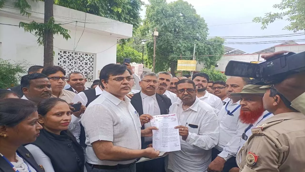 Advocates submitted a memorandum to the district administration regarding the female advocate murder case, made this demand