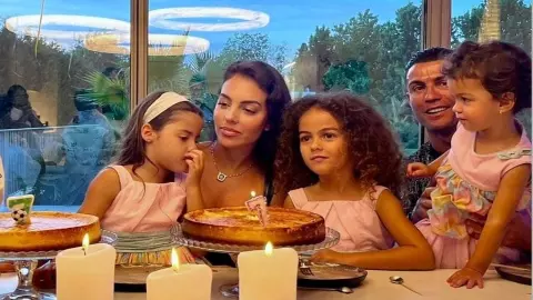 Cristiano Ronaldo Ki Beti: बेटियों पर जान छिड़कते हैं रोनाल्डो, इस तरह कर रहे परवरिश Cristiano Ronaldo Ki Beti: बेटियों पर जान छिड़कते हैं रोनाल्डो, इस तरह कर रहे परवरिश