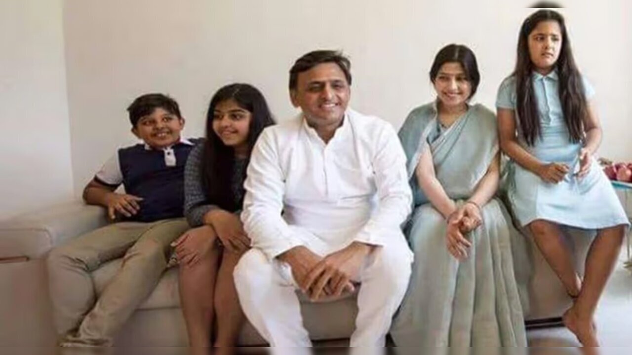 Akhilesh Yadav Daughters: राजनीति में छाएंगी अखिलेश की बेटियां! जीती हैं आलीशान जिंदगी, शौक भी एक से बढ़कर एक Daughters: राजनीति में छाएंगी अखिलेश की बेटियां! जीती हैं आलीशान जिंदगी, शौक भी एक से बढ़कर एक