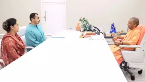 Aparna Yadav: सस्पेंस खत्म! सीएम योगी से मुलाकात के बाद मानीं अपर्णा, प्रतीक भी रहे मौजूद