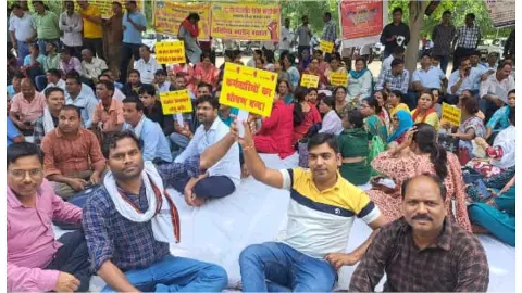 Lucknow News: पीसीएफ कर्मचारियों ने शुरू की हड़ताल, प्रदेशभर में बंद हुई खाद बिक्री Lucknow News: पीसीएफ कर्मचारियों ने शुरू की हड़ताल, प्रदेशभर में बंद हुई खाद बिक्री