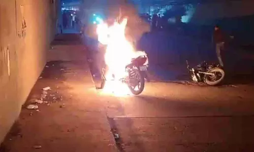 Etawah News: चलती बाइक में लगी आग, चालक ने कूद कर बचाई जान
