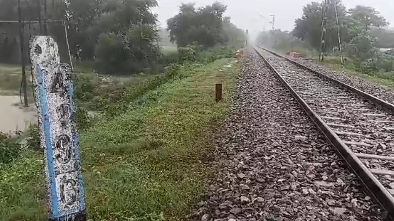 Due to rain, soil of railway track got washed away, a big accident was averted