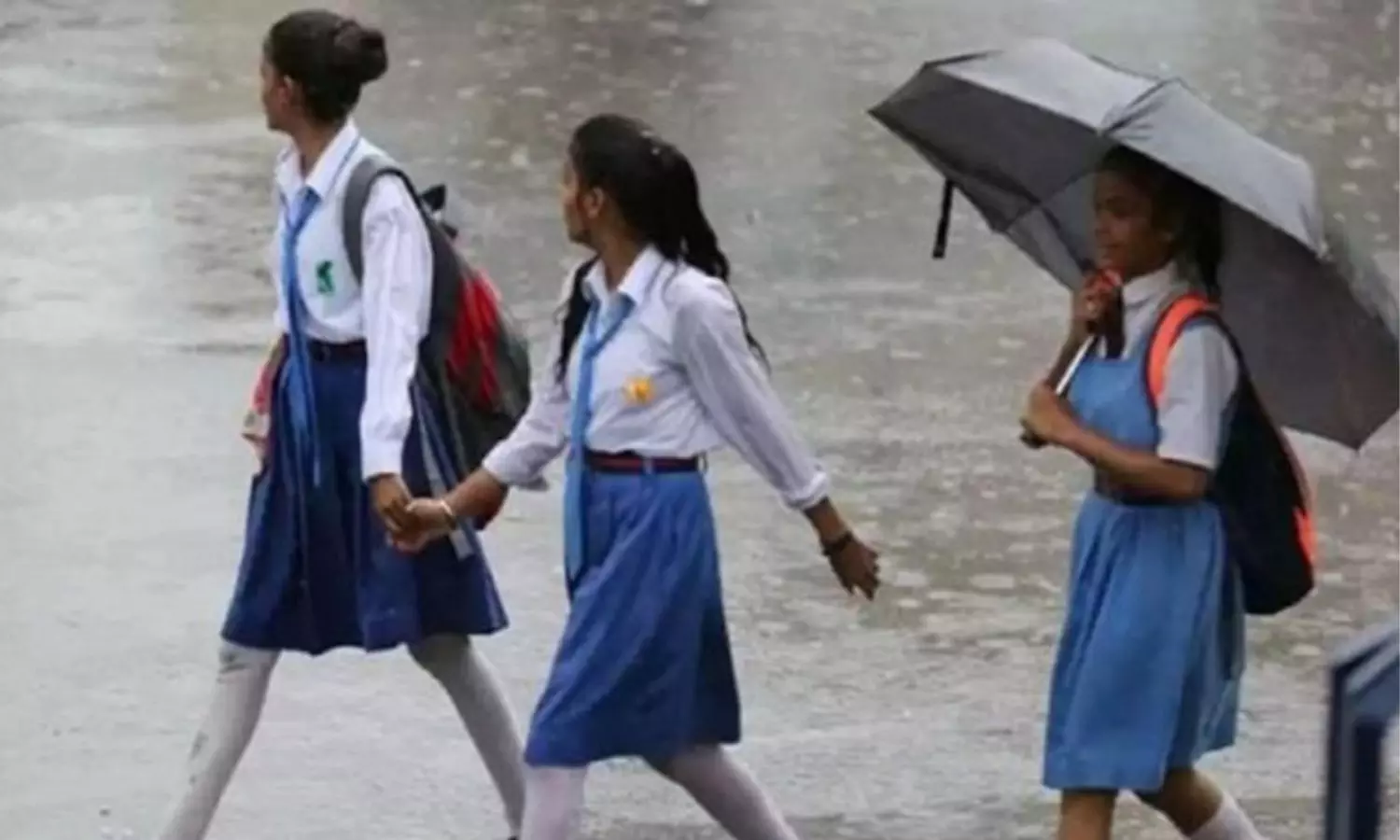 UP School Closed: भारी बारिश के चलते यूपी के कई जिलों में स्कूल बंद, मौसम विभाग ने दी चेतावनी