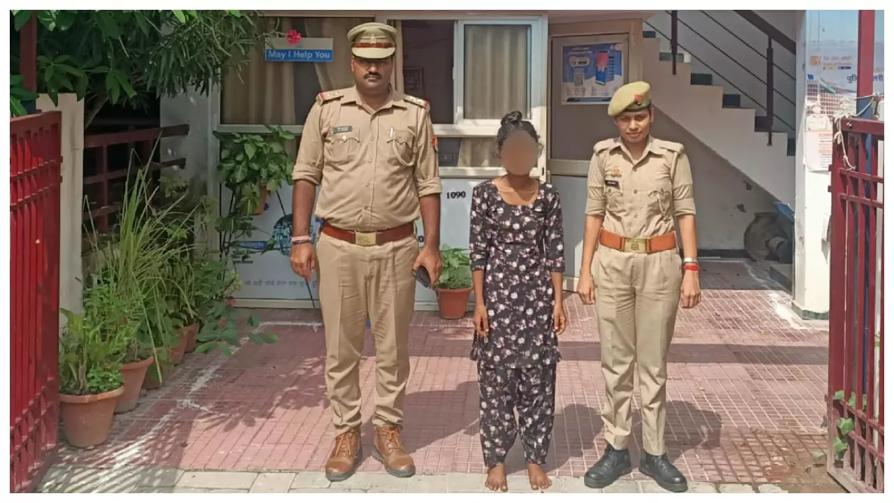 पुलिस गिरफ्त में आरोपी युवती।