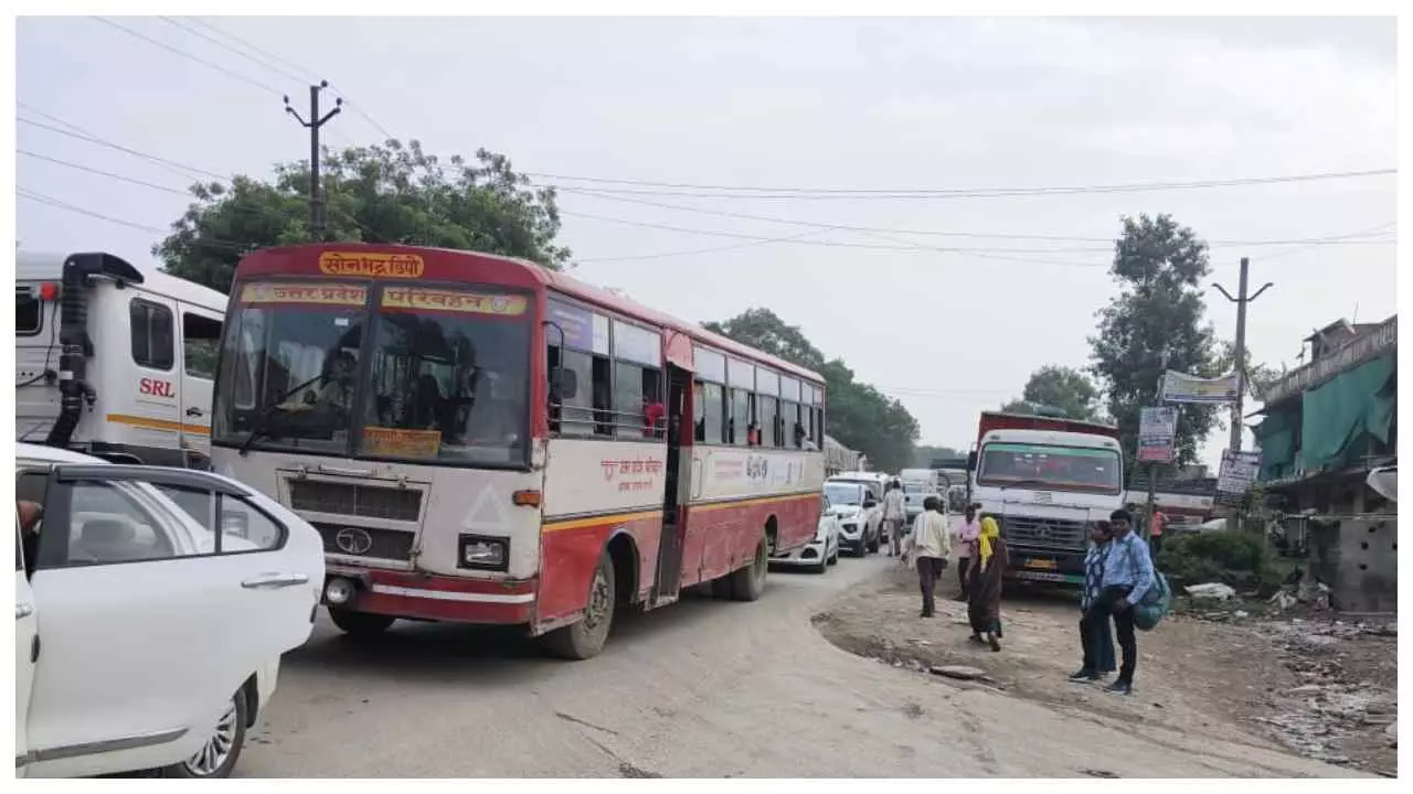 Sonbhadra News : सोनभद्र के लिए मुसीबत बना जाम का झाम, ओवरलोड वाहनों के अनियंत्रित संचालन ने बिगाड़े हालात