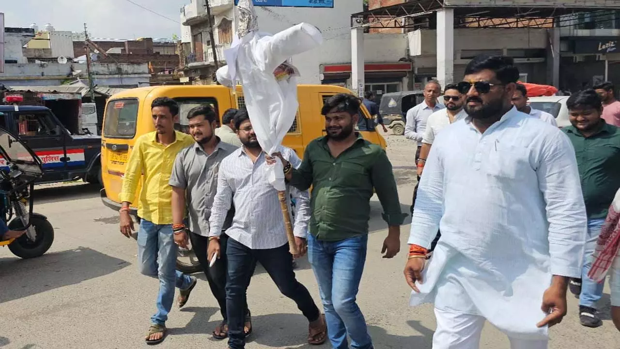 BJP members burnt the effigy of Akhilesh Yadav for making indecent comments on saints and sages, slogans were raised against SP: