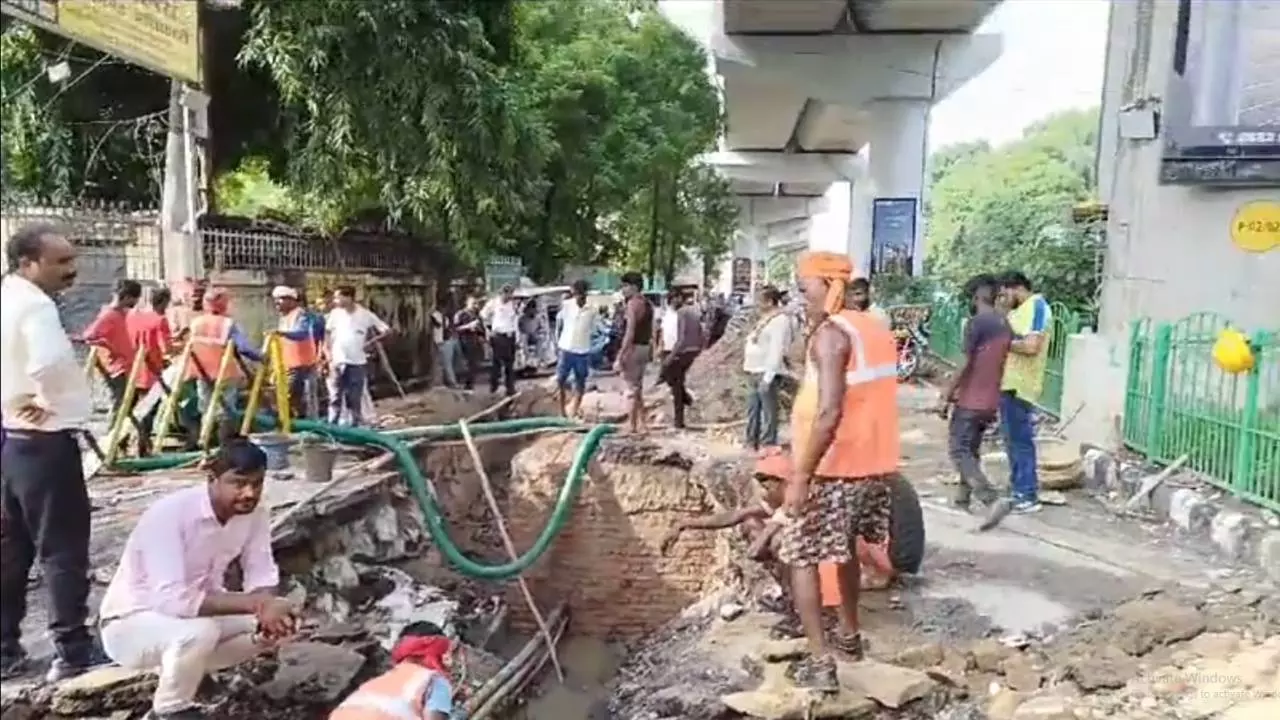 Pothole on Lucknow University Road (Photo- Newstrack)