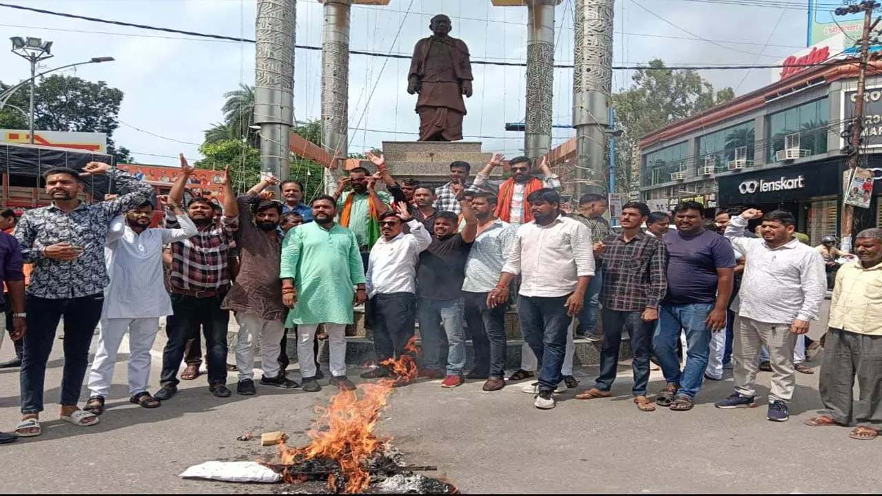 Bhajyumna burnt the effigy of Akhilesh Yadav, SP workers remained silent, MLA said- I have been forbidden from speaking