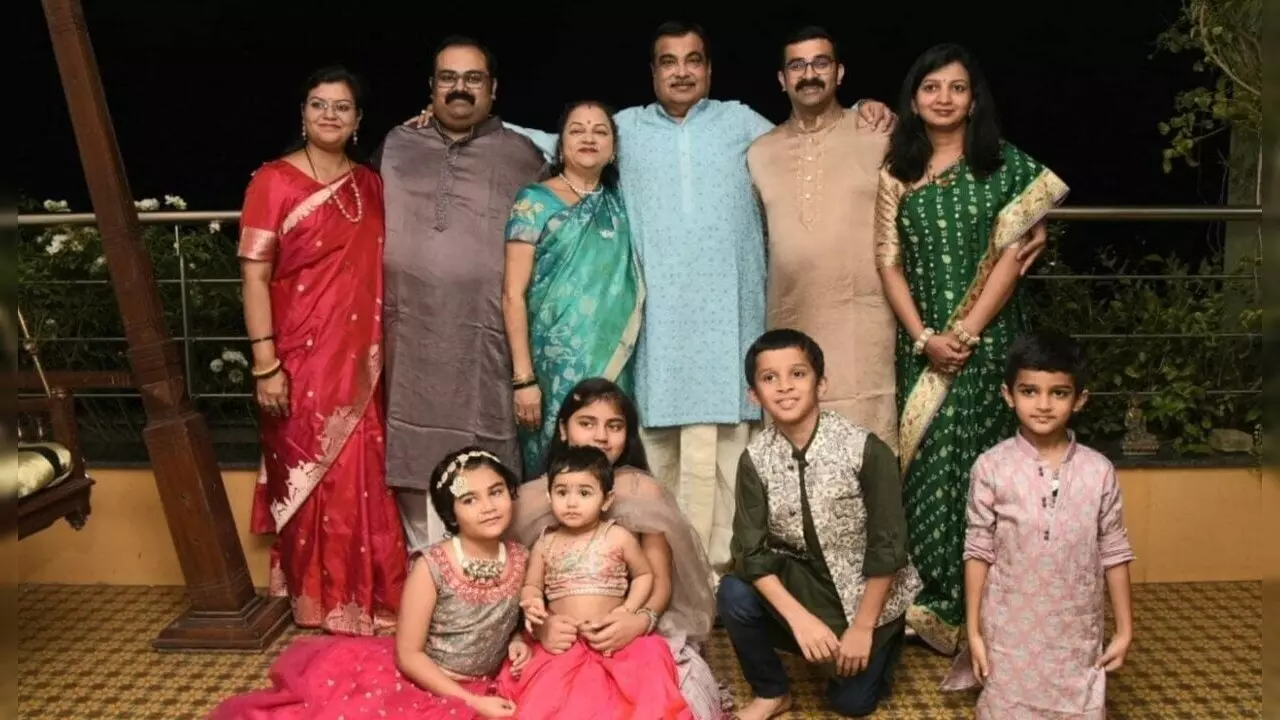 Nitin Gadkari Son: पिता की इस विरासत को संभालते हैं नितिन गडकरी के दोनों सुपुत्र, यहां जानें नेटवर्थ भी