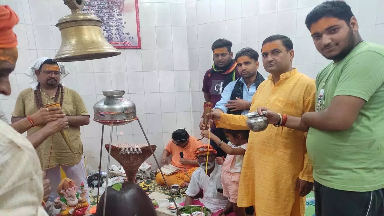 Mahant Dr. Hardev Gangwar performed Rudrabhishek in Kanwaria temple