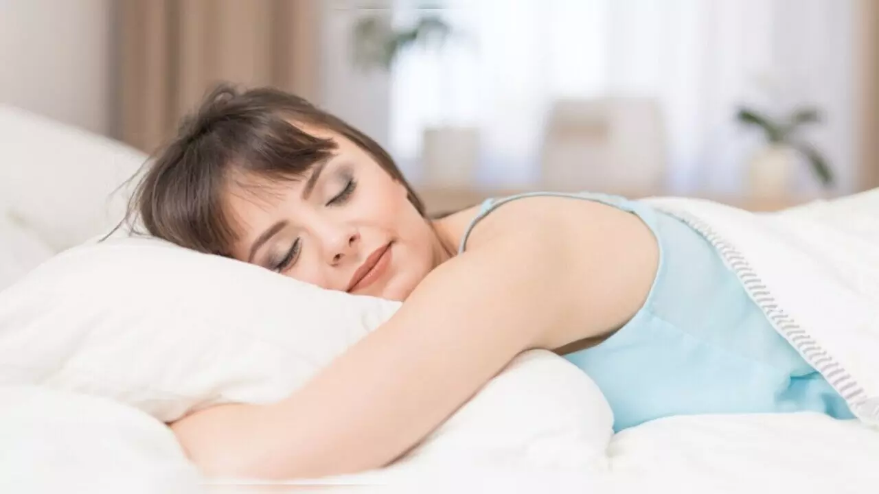 Vastu Tips for Sleeping: सोते समय कर रहे ये गलती तो दिक्कतों से भर जाएगी जिंदगी