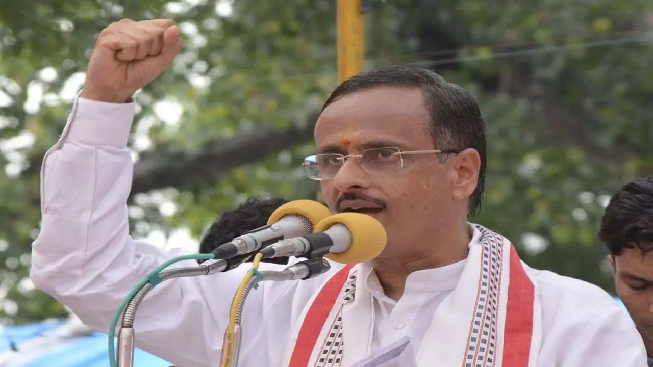 Dinesh Sharma said- there is a need to free ourselves from English mentality and adopt Hindi