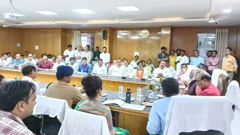 Pratapgarh News: परिवहन राज्यमंत्री ने अधिकारियों के साथ की बैठक, कहा- टीम भावना के साथ कार्य करें Pratapgarh News: परिवहन राज्यमंत्री ने अधिकारियों के साथ की बैठक, कहा- टीम भावना के साथ कार्य करें