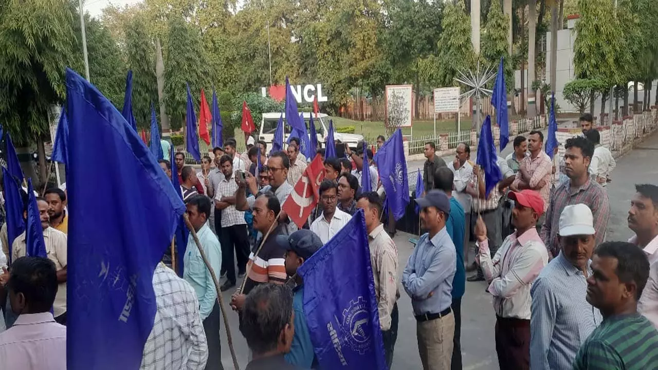 Coal India ITI Employees demonstrated for 21 point demands