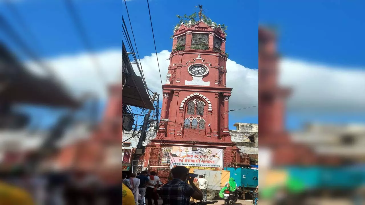 Demand raised for beautification of Etahs historic clock tower and the statue of the Father of the Nation, Vyapar Mandal submitted a memorandum to the DM