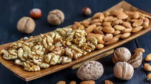 Health Care: सुबह-सुबह बादाम और अखरोट खाते ही मिलेंगे 5 जबरदस्त लाभ, दूर होंगी ये बीमारियां Health Care: सुबह-सुबह बादाम और अखरोट खाते ही मिलेंगे 5 जबरदस्त लाभ, दूर होंगी ये बीमारियां