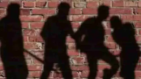 Farrukhabad News: बाइक खड़ी करने के विवाद में मेडिकल संचालक ने की मारपीट, पिस्टल तानी, पुलिस से धक्का मुक्की Farrukhabad News: बाइक खड़ी करने के विवाद में मेडिकल संचालक ने की मारपीट, पिस्टल तानी, पुलिस से धक्का मुक्की
