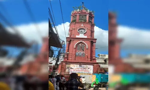 Demand raised for beautification of Etahs historic clock tower and the statue of the Father of the Nation, Vyapar Mandal submitted a memorandum to the DM