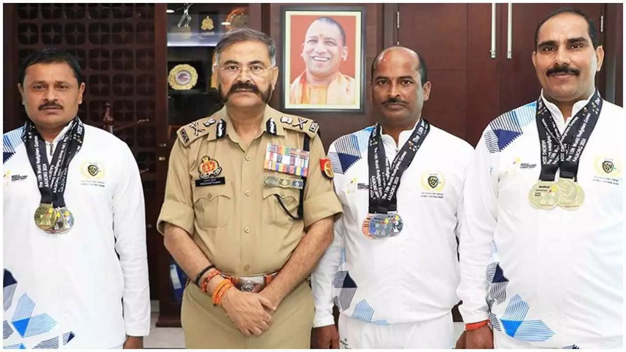 Lucknow News : DGP प्रशांत कुमार ने फायर फाइटर्स को किया सम्मानित, डेनमार्क में लहराया था परचम