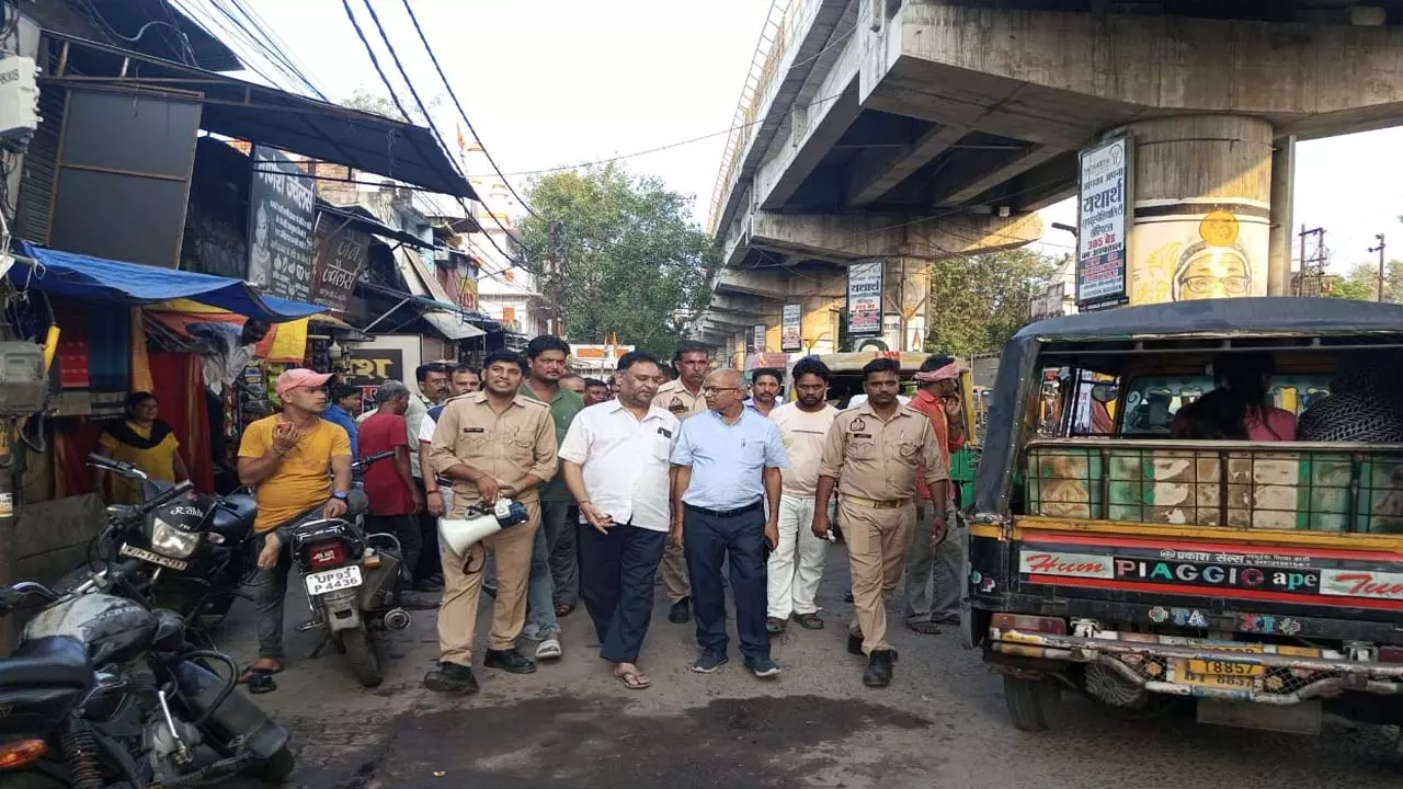 Jhansi Municipal Corporation removed Sipri along with the traders Encroachment of market