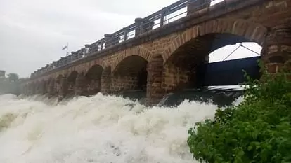 Sonbhadra Beautiful Place: सोनभद्र का धंधरौल बांध, प्रकृति की खूबसूरती से है घिरा