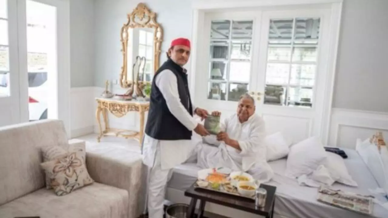 Akhilesh Yadav House: परिवार संग इस भव्य बंगले में रहते हैं अखिलेश यादव, देखें सपा मुखिया के आशियाने की तस्वीरें