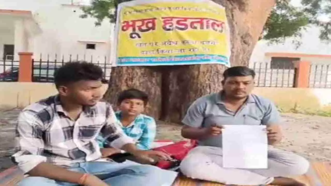 Mainpuri News: भूख हड़ताल पर बैठा परिवार, दबंगों पर लगाया जमीन कब्जाने का आरोप