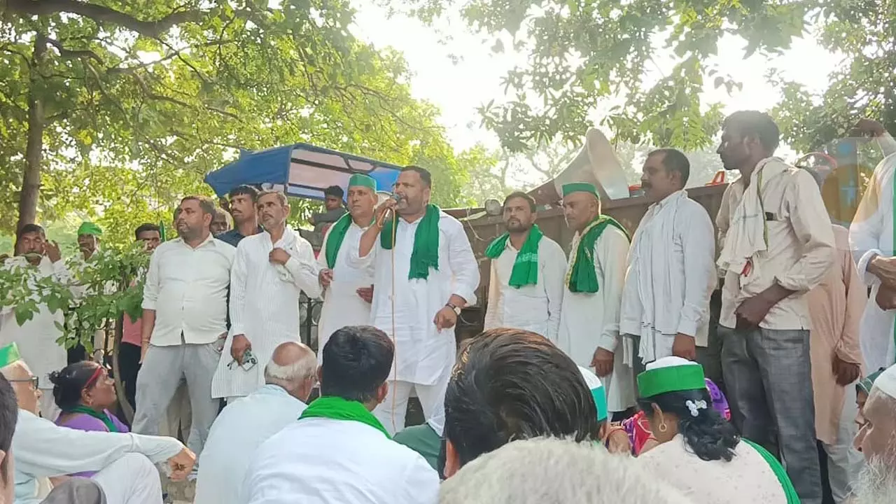 Indian Farmers Union staged a massive protest at the Commissionerate, submitted a 12-point memorandum to the Divisional Commissioner