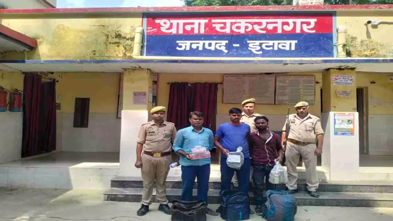 Etawah News: तीन अंतरराज्यीय चोरों को पुलिस ने किया गिरफ्तार, महिलाओं से धोखा देकर करते थे आभूषण पार