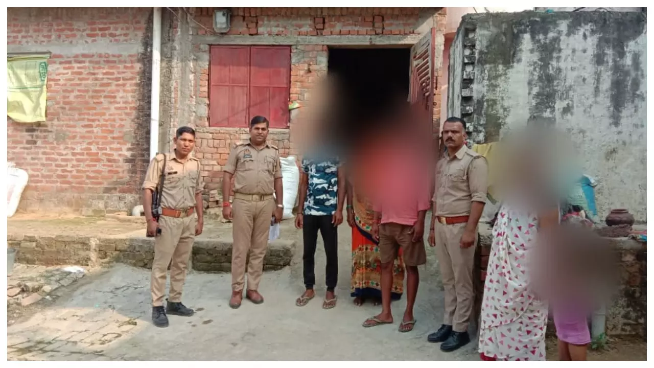 छात्र एवं उसके परिजनों के साथ थाना सैरपुर की पुलिस टीम।