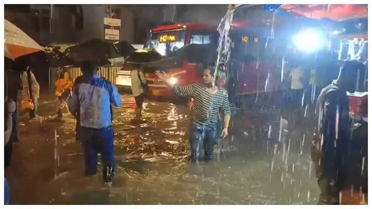 Mumbai Rain : भारी बारिश से मुंबई पानी-पानी, कई फ्लाइटें की गईं डायवर्ट, IMD का रेड अलर्ट