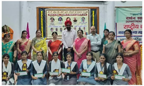 Lucknow News: नवयुग कन्या महाविद्यालय में महेंद्र कौर सोढ़ी स्मृति परिचर्चा व सम्मान समारोह का हुआ आयोजन