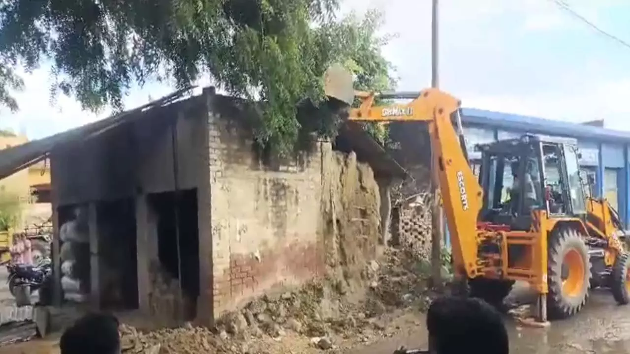 The Nagar Panchayat administration illegally demolished the ancestral building, the victim complained to the DM