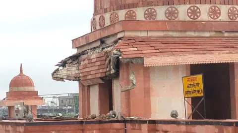 Ballia News: रेलवे स्टेशन के गुंबद का छज्जा टूटा, ठेकेदारों ने टूटे छज्जे को ढकवाया Ballia News: रेलवे स्टेशन के गुंबद का छज्जा टूटा, ठेकेदारों ने टूटे छज्जे को ढकवाया
