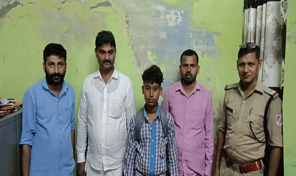 A teenager hurt by the scolding of his family ran away from home and was found in a train; RPF handed him over to his father