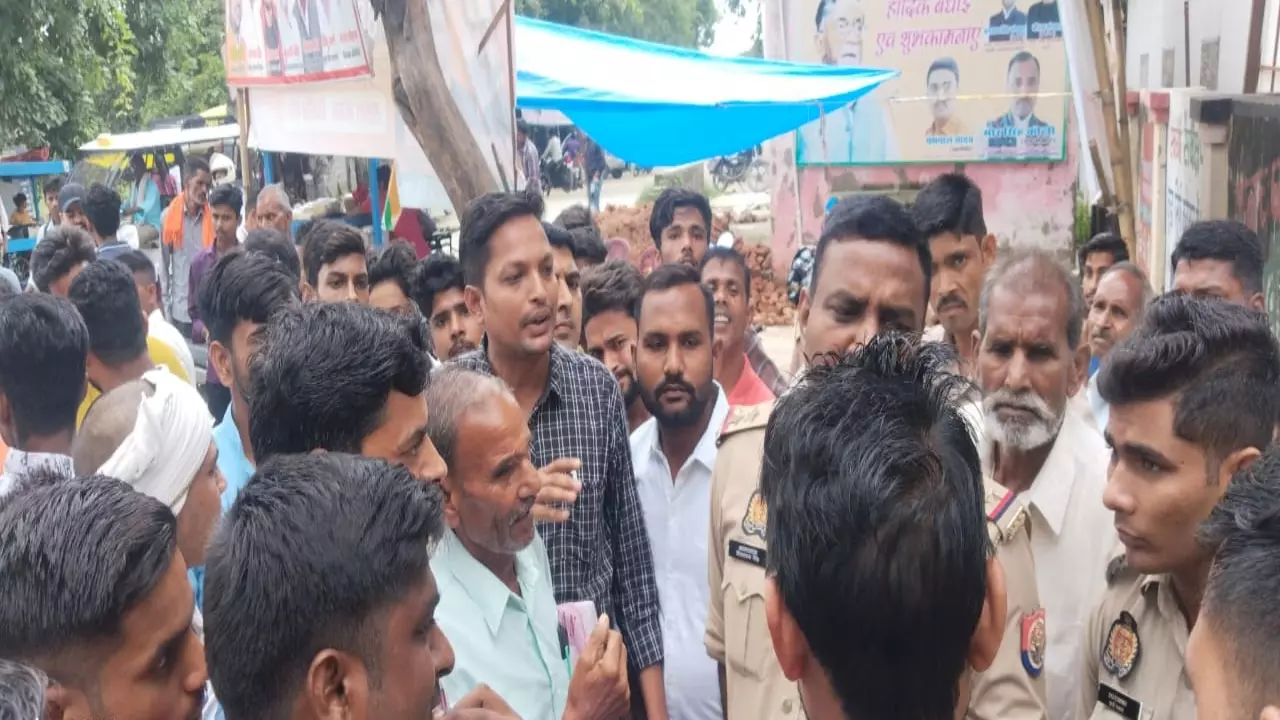 Bareilly News: धांधली को लेकर तहसील गेट पर प्रदर्शन, गन्ना सहकारी समिति चुनाव का नामांकन