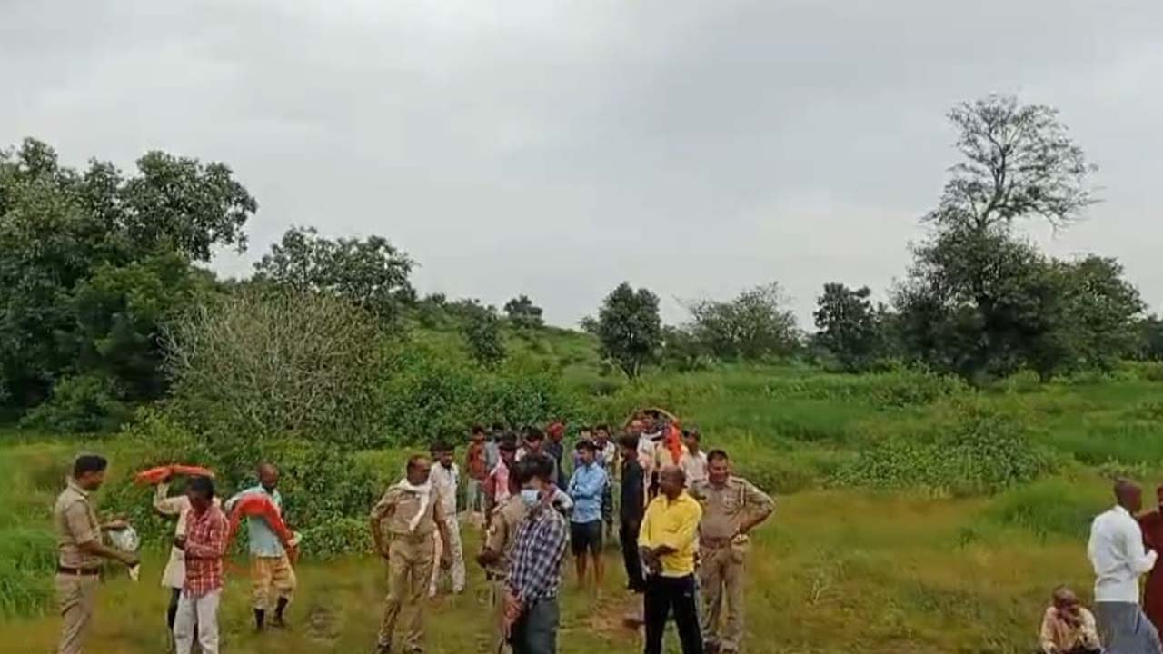 Dead body found hanging on UP-Bihar border