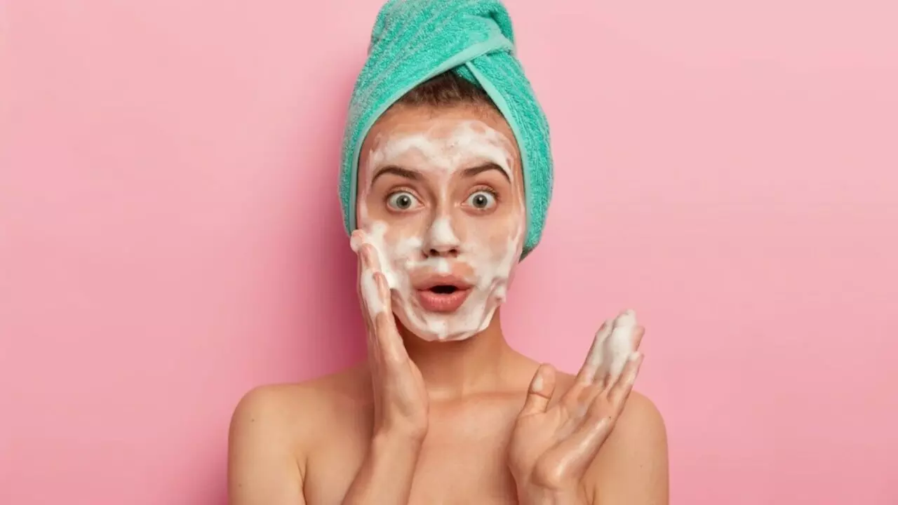 Skin Care Tips: चेहरे पर भूल से भी न लगाएं ये केमिकल्स, सुधरने की जगह और बिगड़ जाती है स्किन