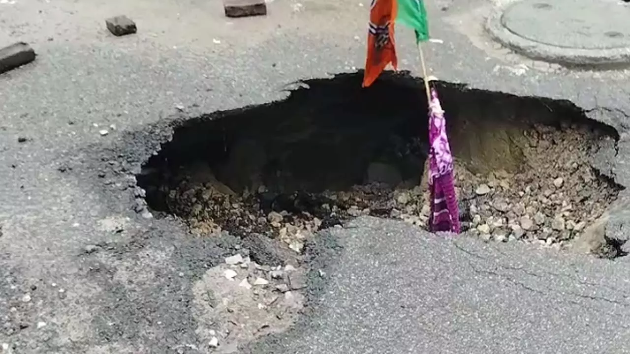 Samajwadi Party district president Virendra Yadav took a dig at the Yogi government over potholes on the roads