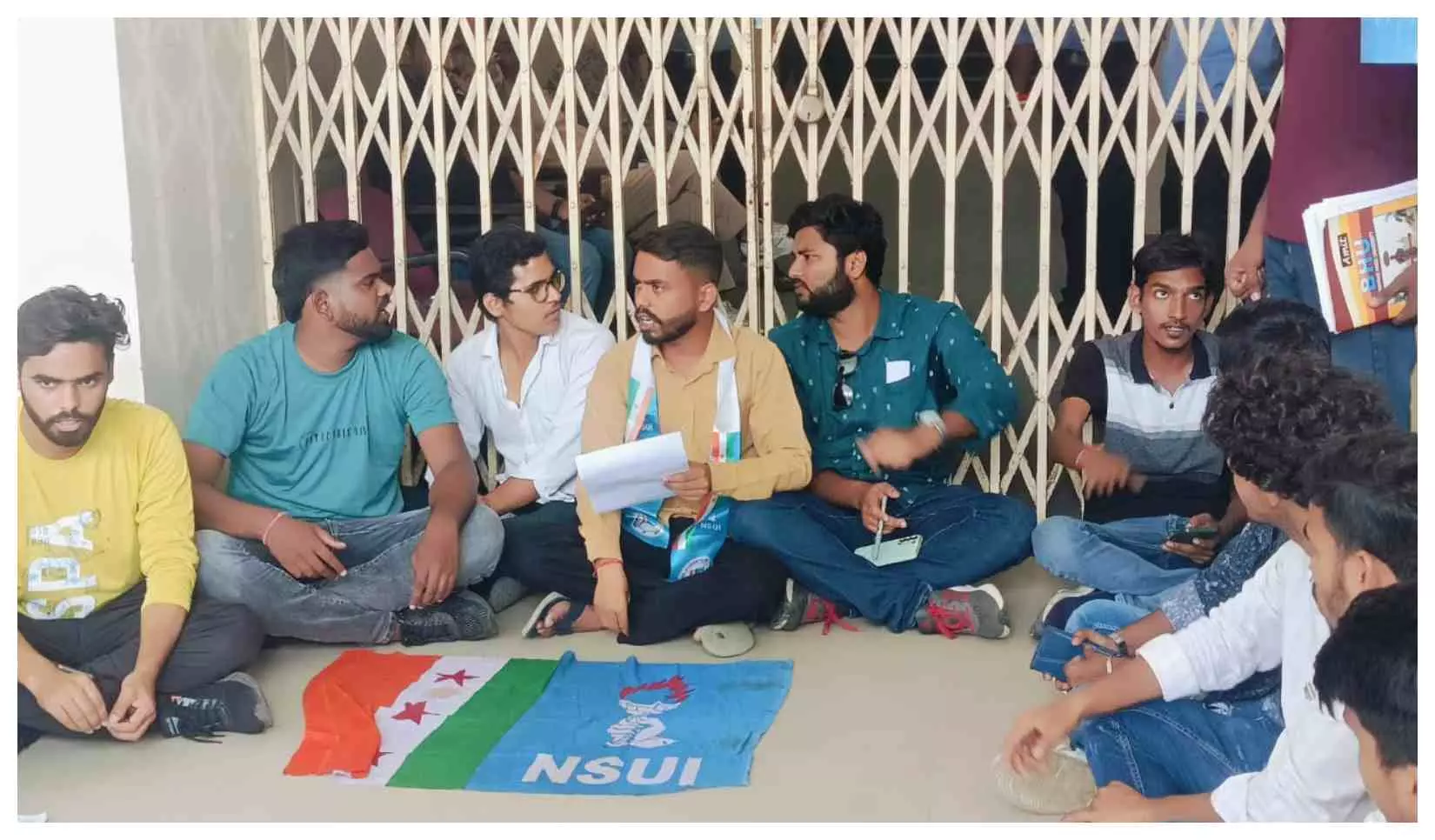 Lucknow University: छात्रावास के खाने व जर्जर कक्षाओं को लेकर NSUI का प्रदर्शन, प्रॉक्टर को सौंपा ज्ञापन