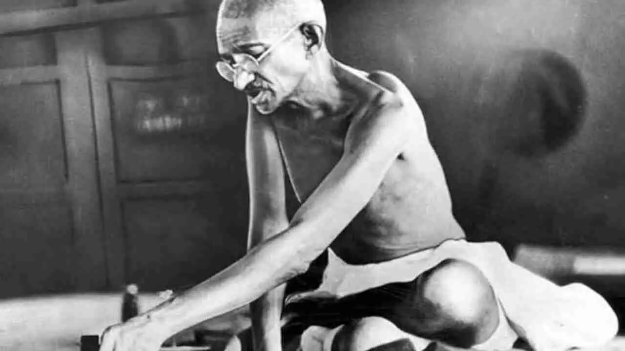 Gandhi followers: गांधी के रास्ते पर चलने वाली पांच शख्सियतें