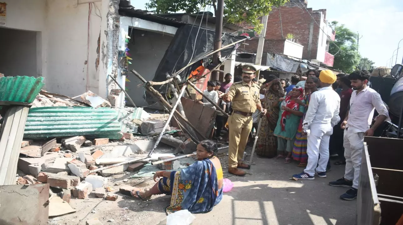 Lucknow Bulldozer Action: सीतापुर रोड पर चला एलडीए का बुलडोजर, ढहाए अवैध निर्माण