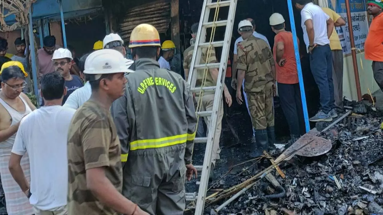 A paint shop was destroyed by fire, damages worth lakhs being reported, fire brigade struggled for hours