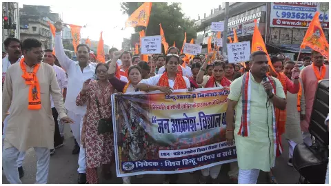 हिन्दुओं की आस्था से खिलवाड़ नहीं होने देंगे, मंदिर के प्रसाद में मिलावट के विरोध में विहिप का प्रदर्शन