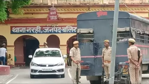 Ballia News: अवैध वसूली में फरार दो कांस्टेबलों का आत्म समर्पण Ballia News: अवैध वसूली में फरार दो कांस्टेबलों का आत्म समर्पण