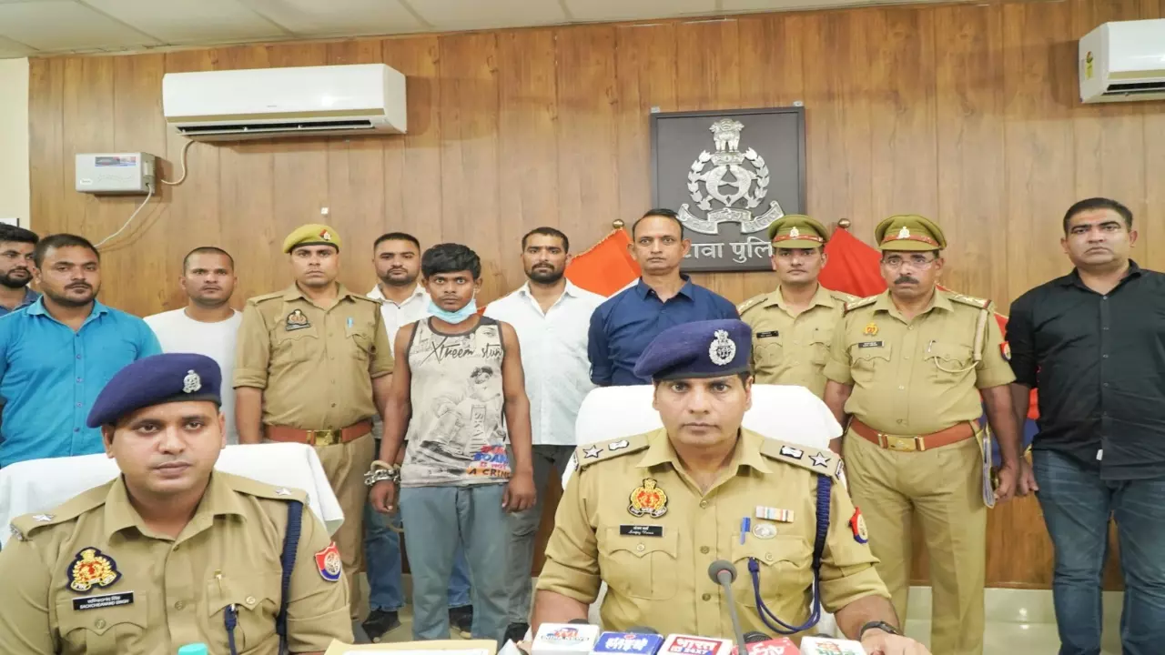 Etawah News: पुलिस ने हत्या का किया खुलासा, तमंचे के साथ आरोपी गिरफ्तार