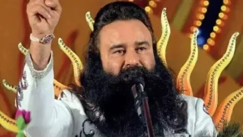 हरियाणा के विधानसभा चुनाव में क्या असर डालेगा राम रहीम फैक्टर, अब यूपी में जमाया डेरा, किस पार्टी को होगा फायदा हरियाणा के विधानसभा चुनाव में क्या असर डालेगा राम रहीम फैक्टर, अब यूपी में जमाया डेरा, किस पार्टी को होगा फायदा