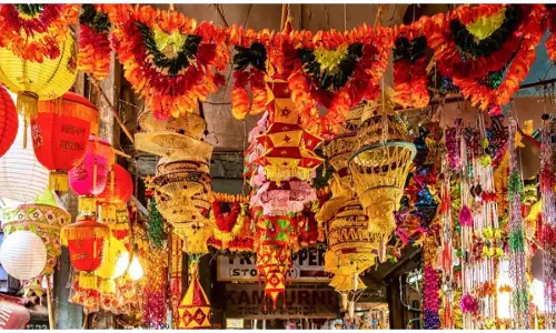 Navratri 2024: सजा बाजार, पूजा के सामान से लेकर फलाहारी चीजे हुई महंगी, जेबें होंगी ढीली
