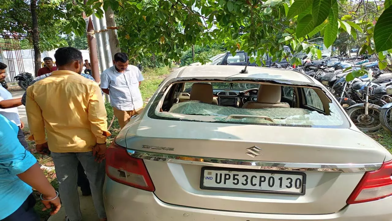 Film style in Gorakhpur Bullets were fired on the car, there was a dispute between two parties a few days ago